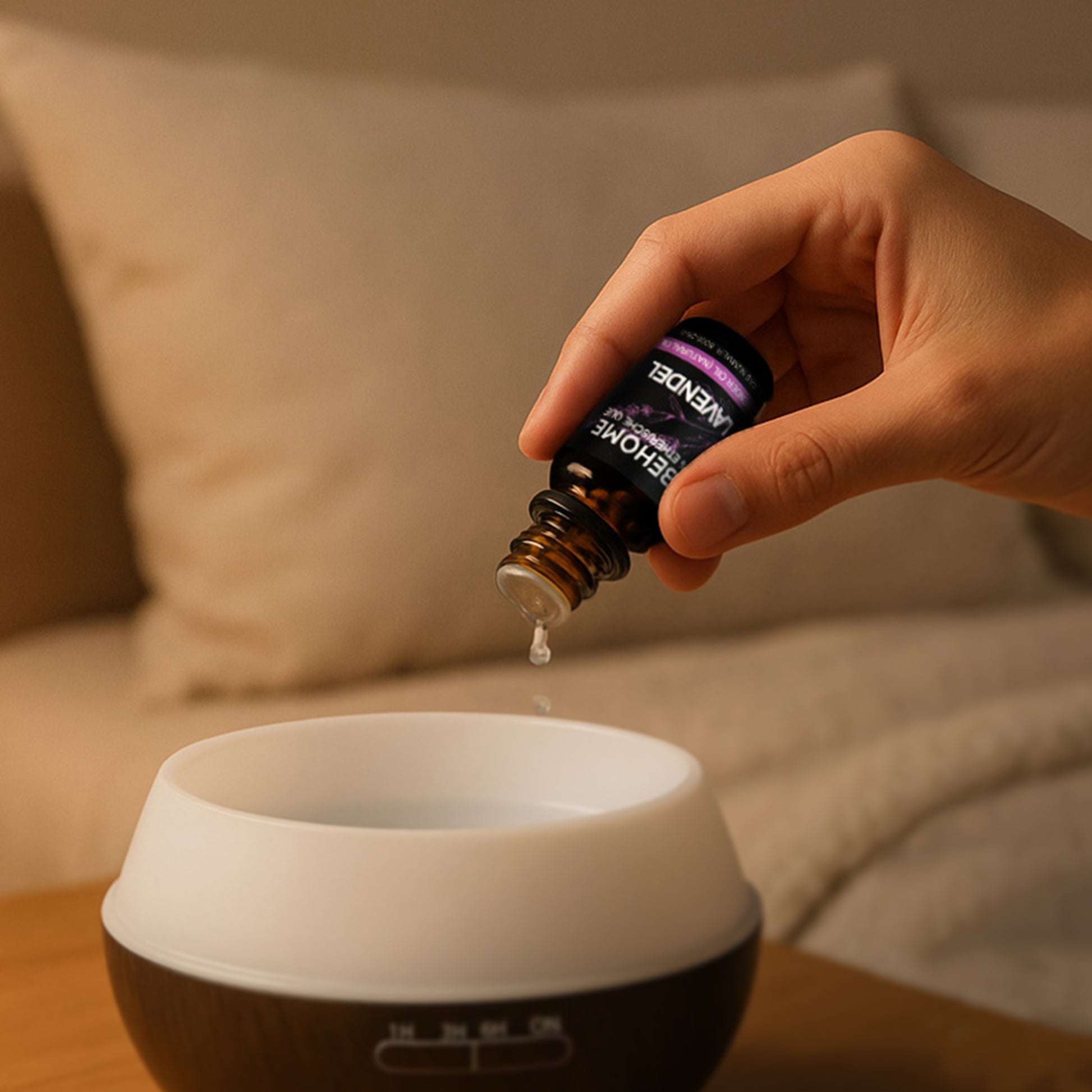 Etherische olie lavendel in aroma diffuser en luchtbevochtiger druppelen