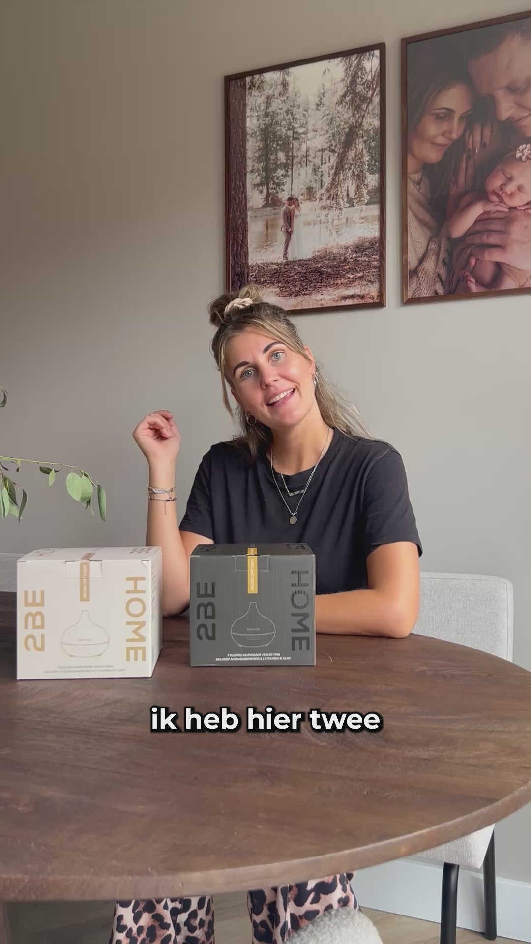Aroma diffusers worden op tafel uitgepakt en er wordt laten zien hij je deze bediend en dat er lekkere lavendelgeur uit komt. Ook wordt de diffuser bediend met de afstandsbediening.