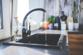 Hard of zacht water in huis zo merk je het en zo ga je ermee om