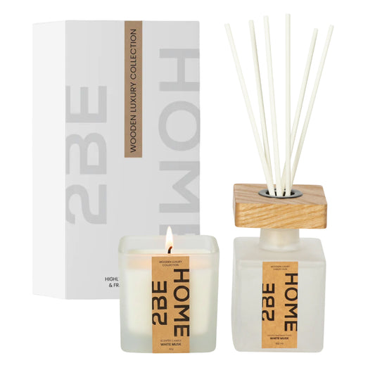 Productweergave van de 2BEHOME White Musk giftset met geurkaars en geurstokjes.