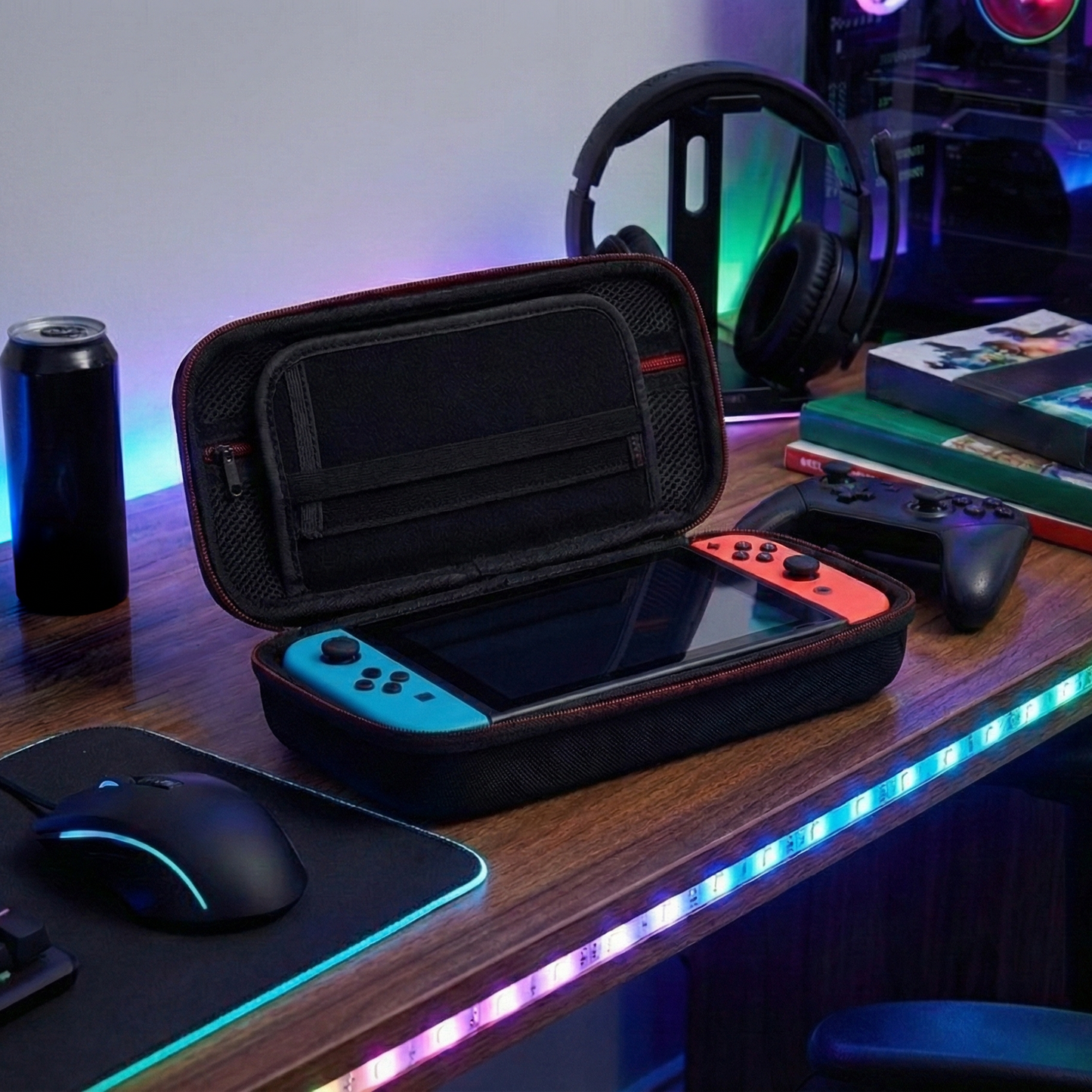 Beschermhoes Nintendo Switch open op bureau met console in stevige nintendo switch case en zachte binnenkant