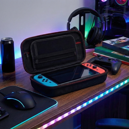 Beschermhoes Nintendo Switch open op bureau met console in stevige nintendo switch case en zachte binnenkant