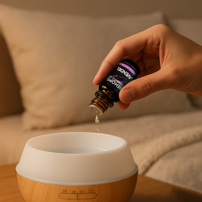 Etherische olie lavendel in aroma diffuser en luchtbevochtiger druppelen