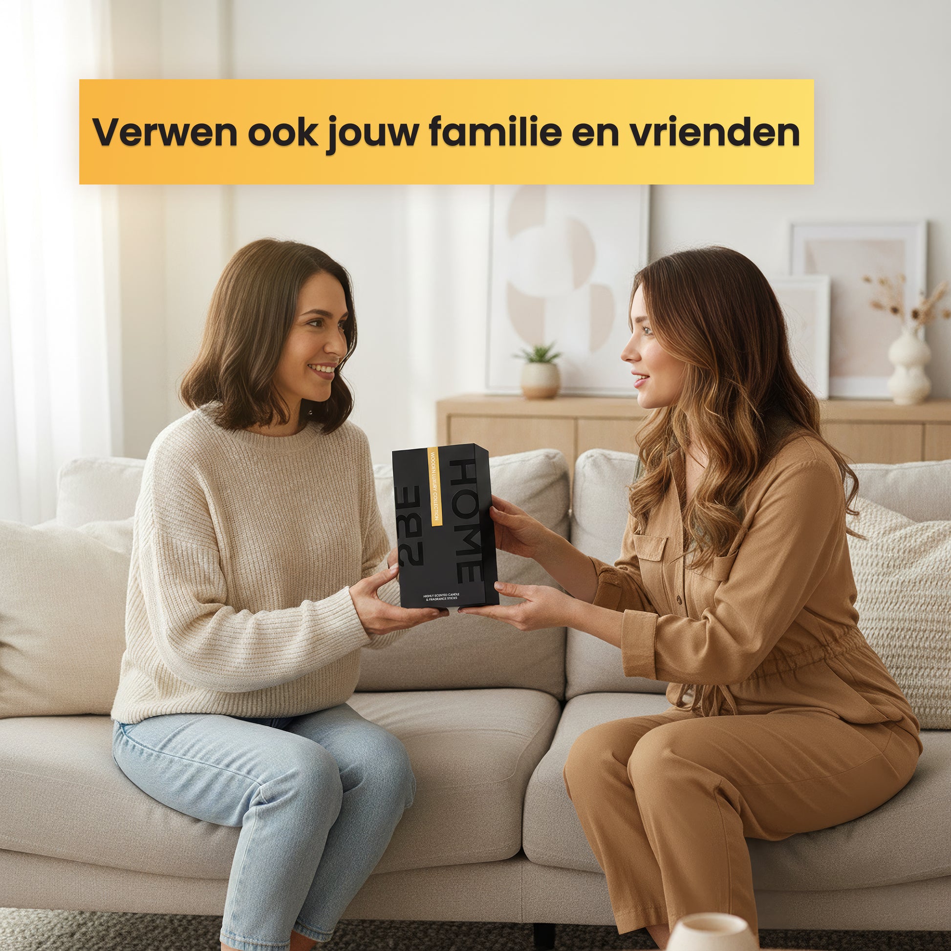 Twee vrouwen zitten op de bank terwijl één van hen een 2BEHOME geurkaars en geurstokjes giftset cadeau geeft.