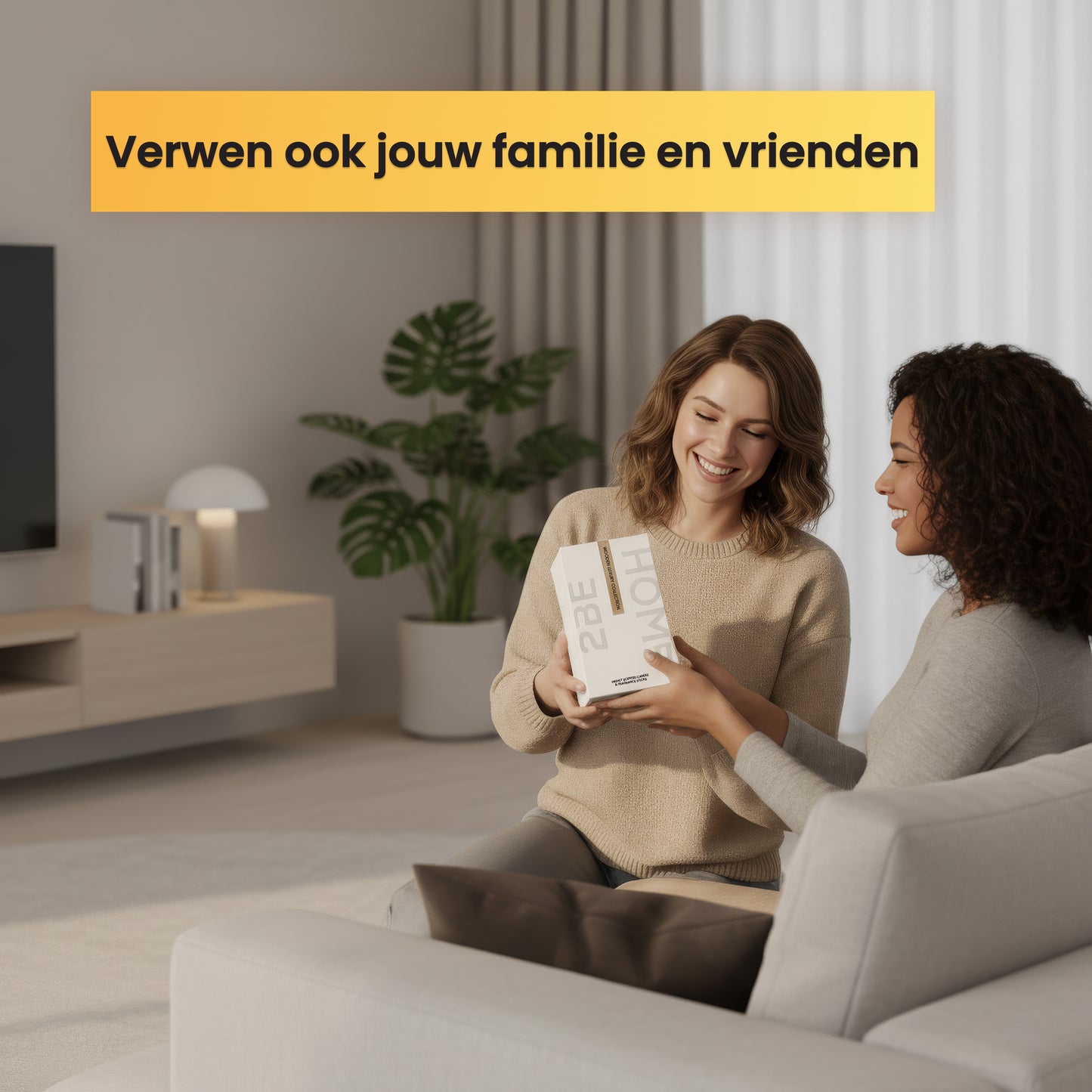 Twee vrouwen geven elkaar een 2BEHOME White Musk giftset in een gezellige woonkamer.