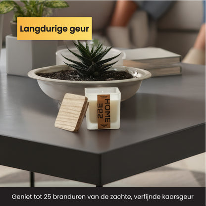 2BEHOME White Musk geurkaars op een tafel naast een plant, met tekst over langdurige geur.