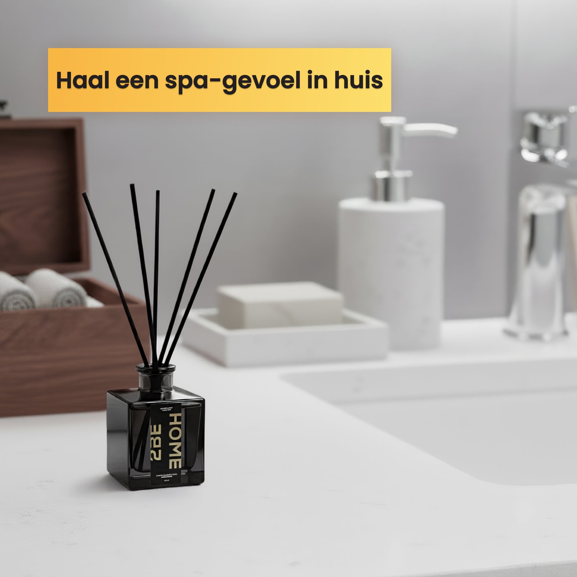 2BEHOME geurstokjes staan op een witte badkamerplaat naast accessoires, met tekst dat het een spa-gevoel creëert.
