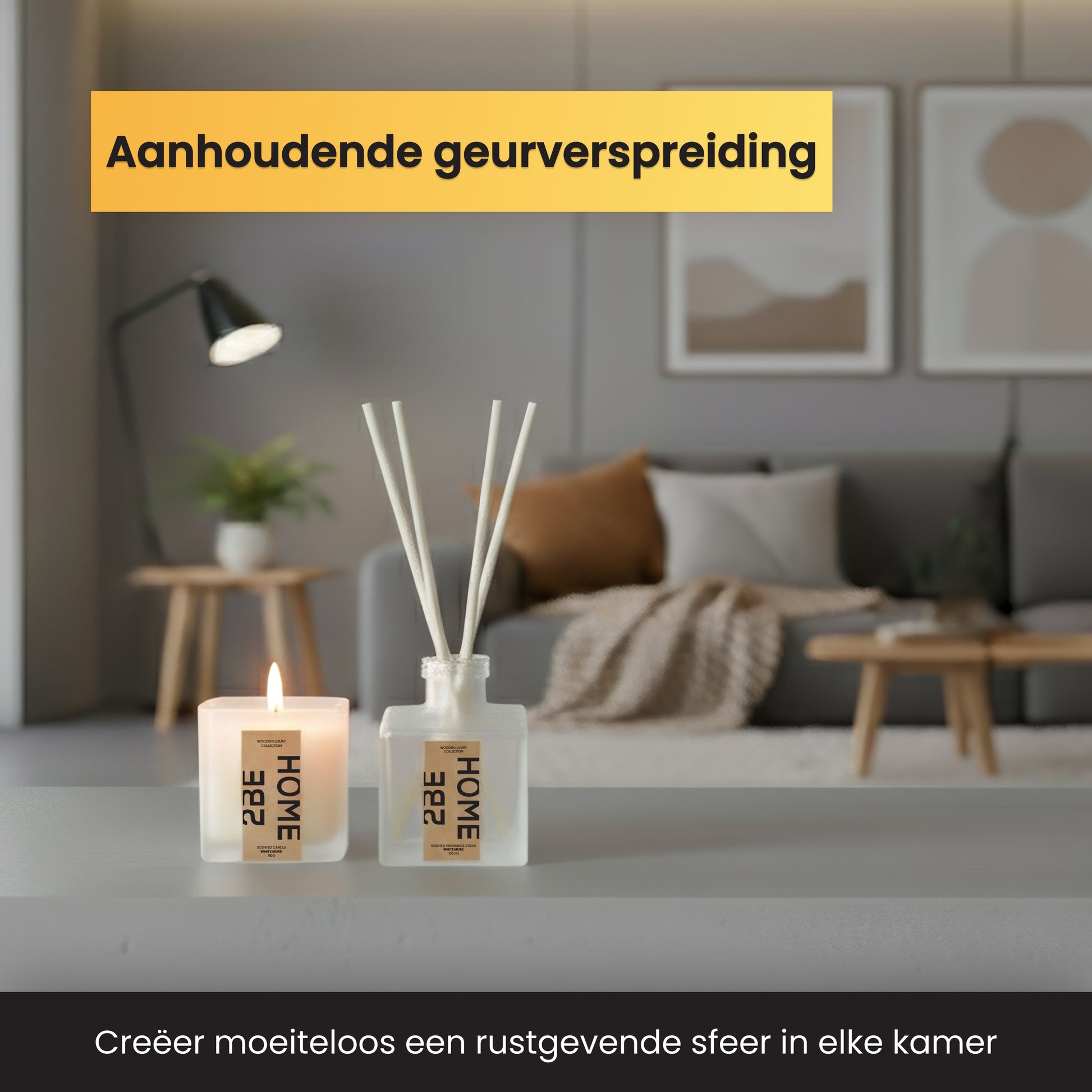 White Musk kaars en geurstokjes op een salontafel in een sfeervolle woonkamer.