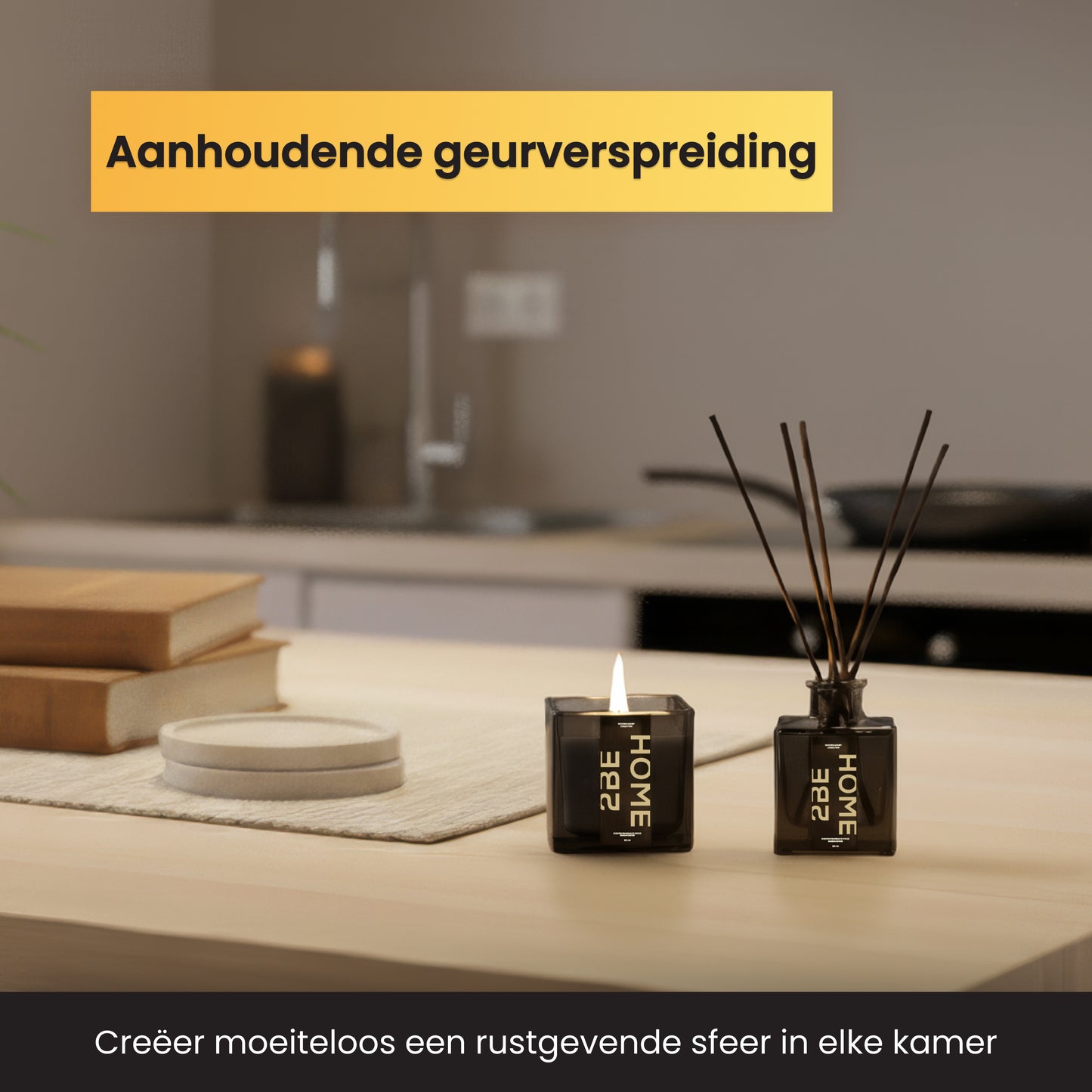 Brandende geurkaars en geurstokjes op een houten tafel in een keukenruimte, met tekst over aanhoudende geurverspreiding.