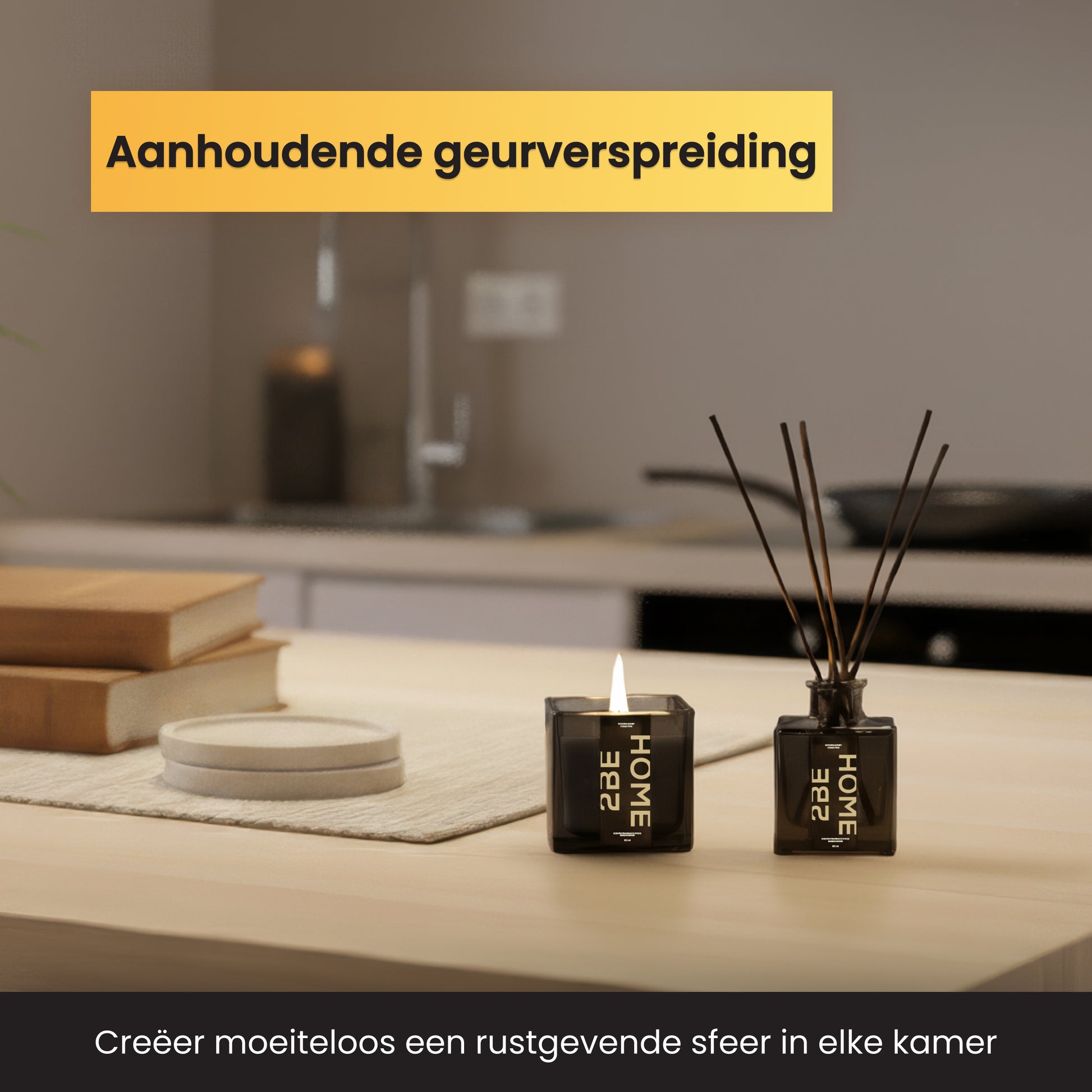Brandende geurkaars en geurstokjes op een houten tafel in een keukenruimte, met tekst over aanhoudende geurverspreiding.