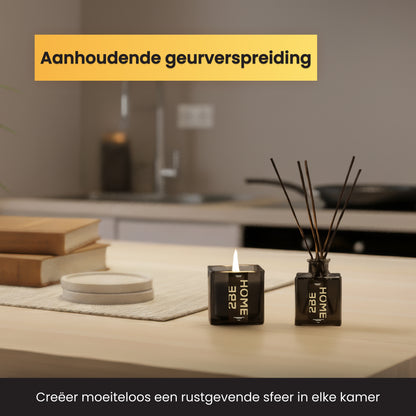 Brandende geurkaars en geurstokjes op een houten tafel in een keukenruimte, met tekst over aanhoudende geurverspreiding.
