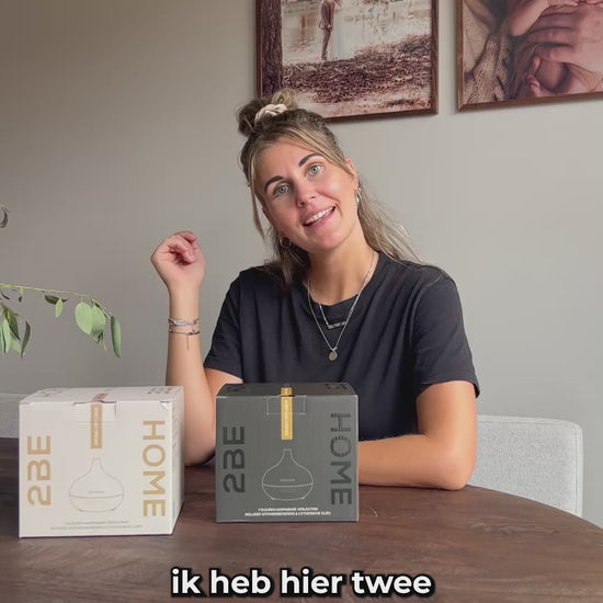 Aroma diffusers worden op tafel uitgepakt en er wordt laten zien hij je deze bediend en dat er lekkere lavendelgeur uit komt. Ook wordt de diffuser bediend met de afstandsbediening.