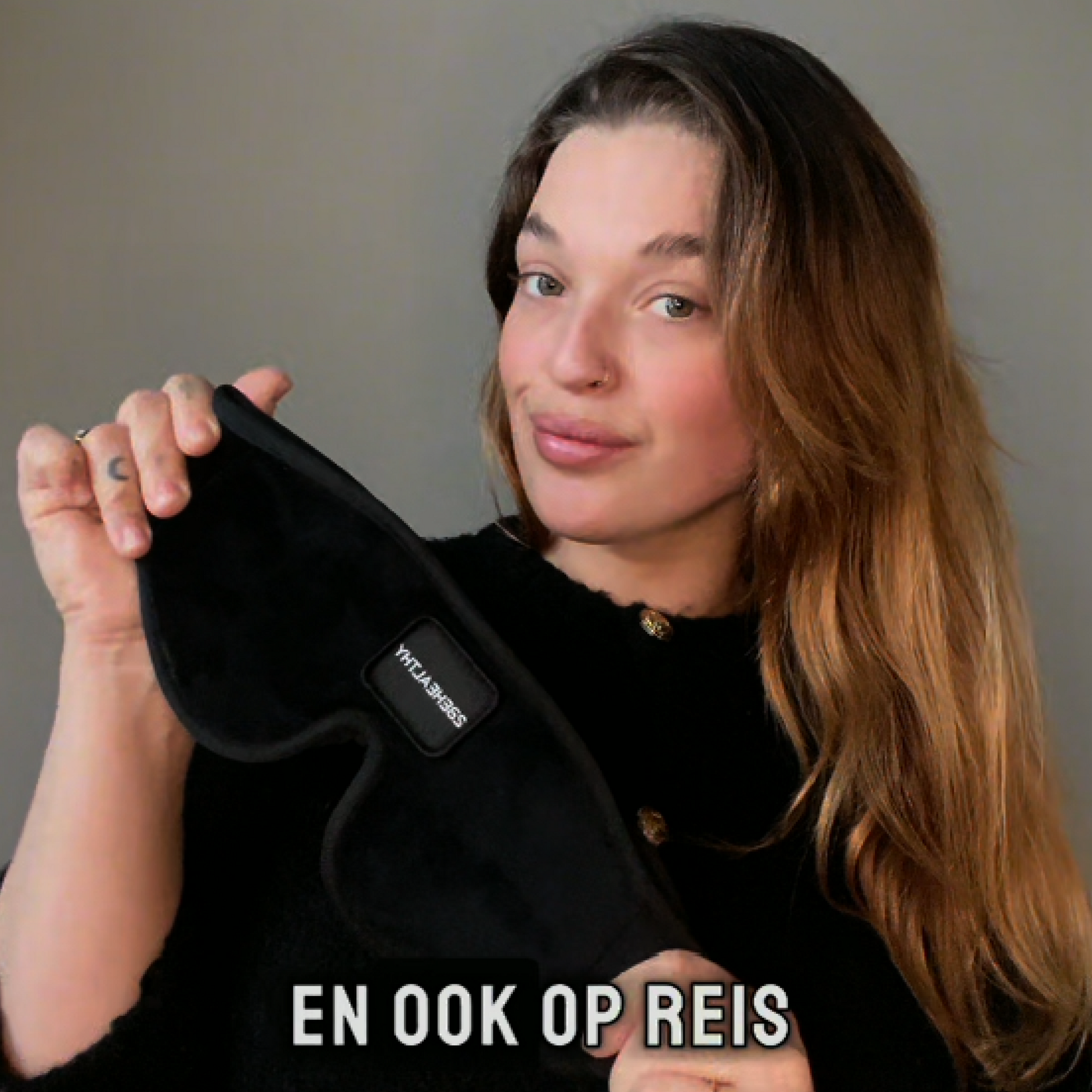 Video van een vrouw die wakker wordt van het licht in de slaapkamer. Als oplossing heeft ze hiervoor een slaapmasker die ervoor zorgt dat ze heerlijk kan slapen. één van de slaapmaskers heeft zelfs een bluetooth functie, waardoor ze met een podcast of muziek rustig in slaap kan vallen. 