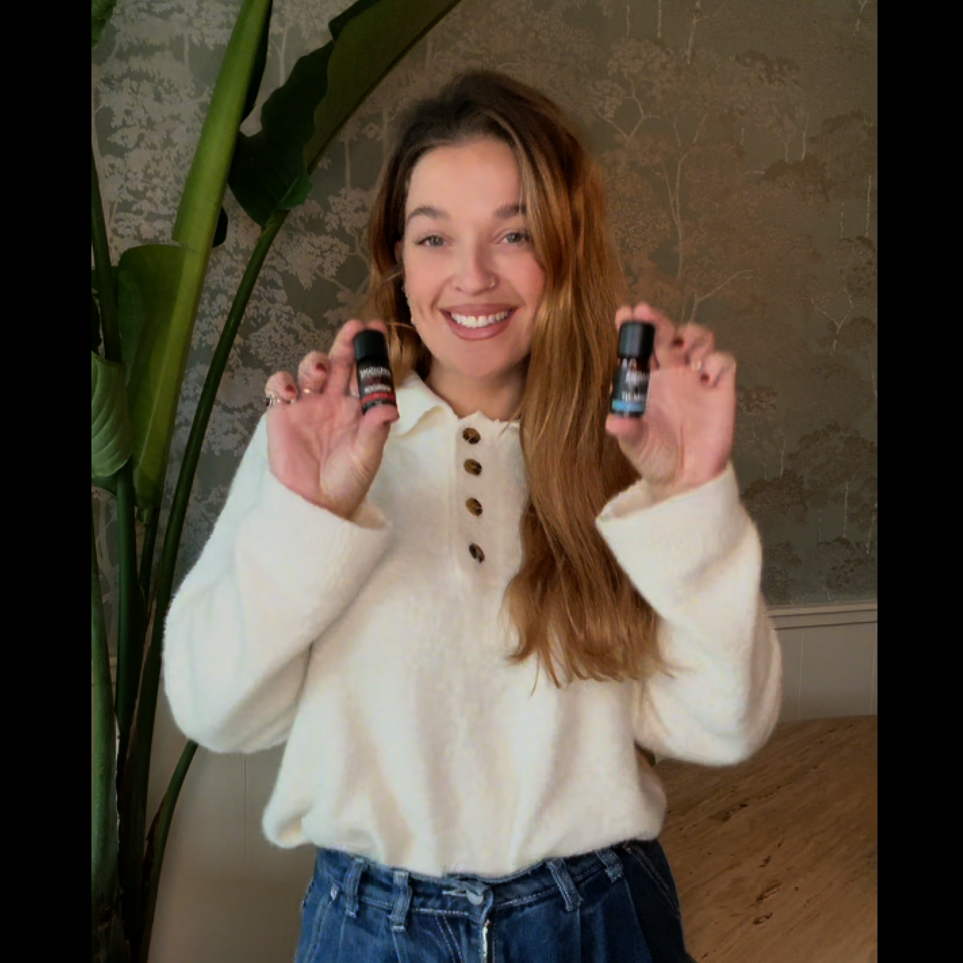 Een persoon gebruikt de R2B aromatherapie olieset met verschillende geuren in een diffuser om een ontspannen en frisse sfeer in huis te creëren.