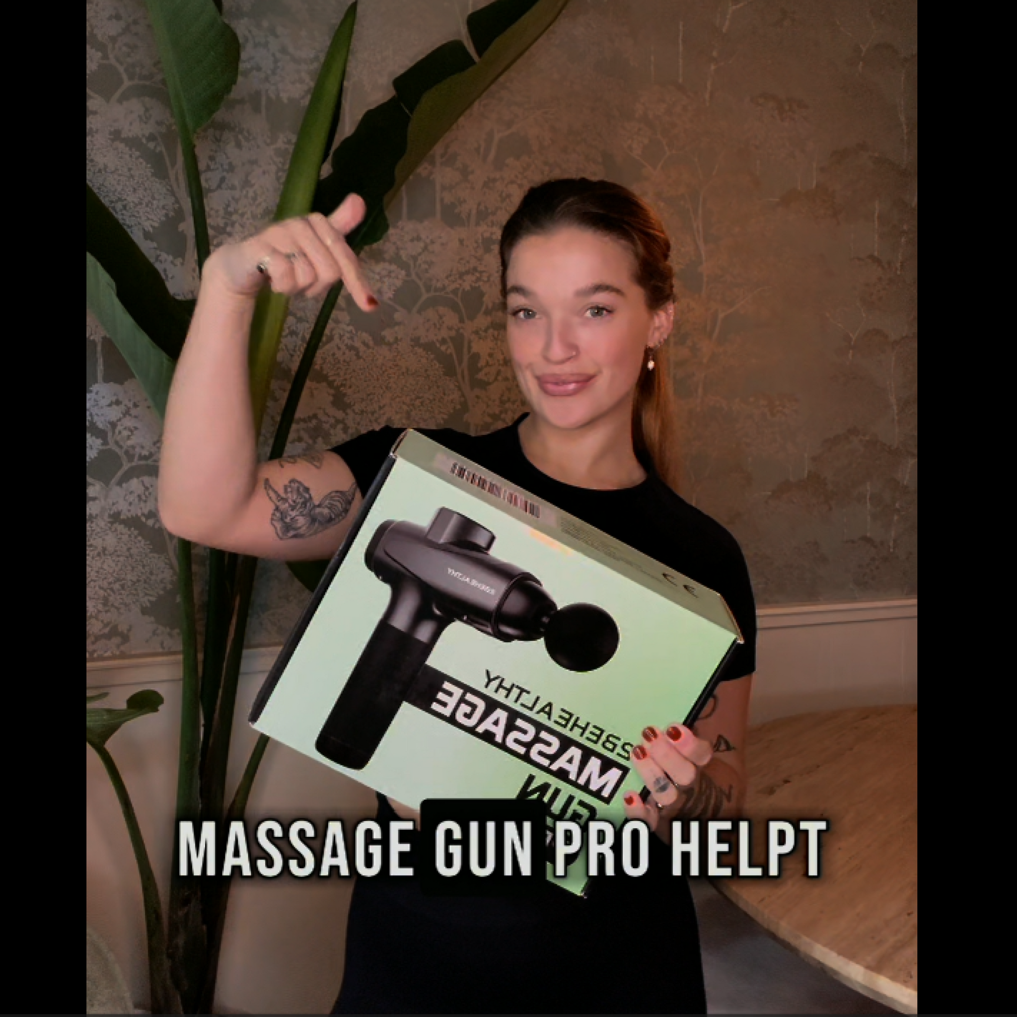 Persoon gebruikt de 2BEHEALTHY Massage Gun Pro om spierpijn te verlichten en spieren te ontspannen na het sporten.
